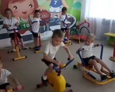 Дети Авдеевки в восторге от скалодрома и тренажеров (ВИДЕО)