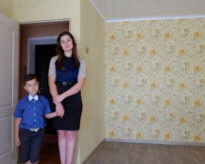 Ряд  детей-сирот получил ключи от квартир в Донецкой области ко Дню Конституции