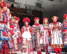 Японки провели показ мод в украинских костюмах (ФОТО)