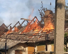 «Братский» обстрел: на Донбассе горят жилые дома (ФОТО)