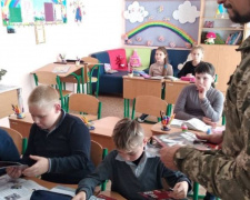 Авдеевские &quot;симики&quot; привезли в прифронтовые поселки книги-подарки для более 200 детей (ФОТО)