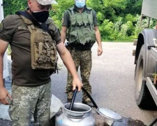 Симики Авдеевки обеспечивают жителей прифронтовых поселков продуктами и питьевой водой