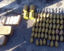 В поселке на Донетчине в подвале бывшего спорткомплекса найден взрывоопасный тайник (ФОТО)