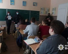 Авдіївські поліцейські та курсанти відомчого вишу поспілкувалися зі школярами