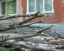 Штормовой  ветер повредил балконы жилого дома и оборвал электролинии (ФОТО)