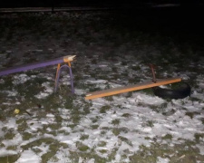 В Авдеевке неизвестные раскурочили детскую площадку (ФОТОФАКТ)