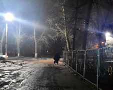 В Авдеевке коммунальщики установили дополнительные фонари уличного освещения возле социальных объектов (ФОТОФАКТ)