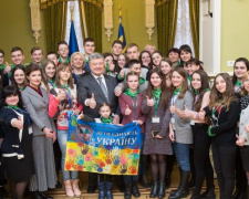 Порошенко пообщался с детьми из Авдеевки и передал поздравление их родителям (ФОТО + ВИДЕО)