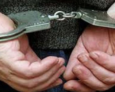 Двое &quot;металлистов&quot; разворовывали поврежденный обстрелами дом в Авдеевке