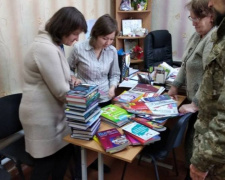 Авдеевские симики развезли книжки и вкусняшки