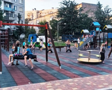 На новой детской площадке, подаренной городу Метинвестом, кипит жизнь (ФОТОФАКТ)