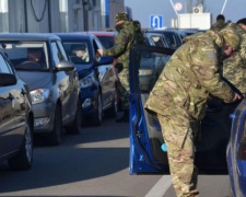 Более 300 авто собралось утром у донбасской линии разграничения
