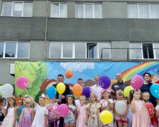 Дети авдеевских коксохимиков получили в подарок школьные наборы от Метинвеста (ВИДЕО)