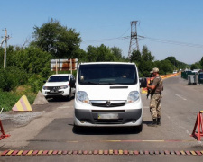 Динамичный поток:  самые большие автоочереди на линии разграничения скопились на &quot;Новотроицком&quot;