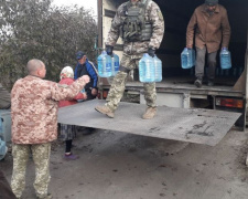 Вода, хлеб и духовная пища: авдеевские «симики» помогают военным и гражданским (ФОТО)