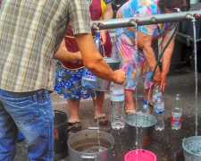  Оставшиеся без водоснабжения города и поселки Донецкой области спасаются привозной водой(ФОТО) 