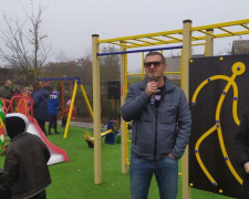 Детвору в старой части Авдеевки порадовали новым местом отдыха: фоторепортаж