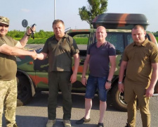 Мешканці Львівщини привезли позашляховик для потреб Авдіївки