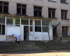 Разрушенные в Красногоровке школу и больницу восстановят за счет местного бюджета, жилье - из резервного фонда, -  Зубко