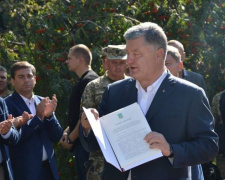Важный для украинских военных закон Президент Украины подписал в прифронтовой Авдеевке (ФОТОФАКТ)
