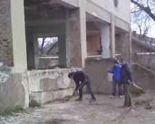 Авдеевские студенты взялись за обустройство спортплощадки (ФОТО)