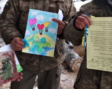 Открытки, обереги и лакомства:  авдеевские &quot;симики&quot; доставили бойцам подарки от детей и волонтеров (ФОТО)