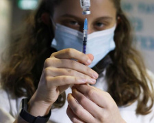 У Зеленского анонсировали начало вакцинации от COVID-19 в частных клиниках