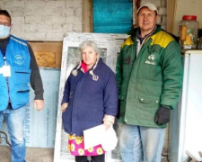 Маломобильной жительнице Песок помогли заменить окна, разбитые во время обстрелов