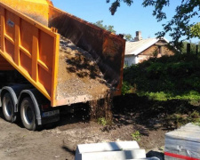 В Авдеевке стартовали работы по установке еще двух новых остановочных павильонов (ФОТОФАКТ)
