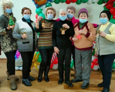 В Авдеевке людей преклонного возраста пригласили на новогодние творческие мастер-классы
