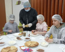 Детвора снова побывала на мастер-классе в ОО «Авдеевка. Платформа совместных действий»: крутили блины и провожали зиму (ВИДЕО)