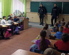 В Авдеевке правоохранители продолжают знакомить школьников с дорожной грамотой