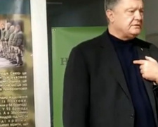 Про розведення військ та про справу Гладковського: Порошенко в Авдіївці обговорив гострі питання та гучні теми. ВІДЕО