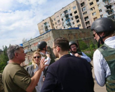 Британские парламентарии увидели мощь и раны Авдеевки (ФОТО)