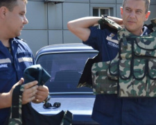 Авдеевские коксохимики передали спасателям бронежилеты и каски (ФОТОФАКТ)
