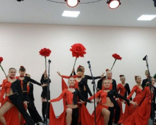 В Авдеевке женщины получили музыкальные и сладкие подарки (ФОТО)