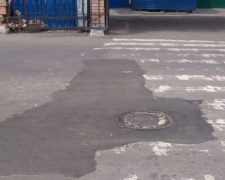В Авдеевке большую дорожную яму устранили только после звонка в Киев (ФОТО)