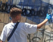 Поліцейські та лігівці знищували рекламу наркотиків у Авдіївці