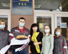 В гості з подарунками: молодіжка АКХЗ навідала дітей у Нью-Йорку та привітала ветеранів-ювілярів