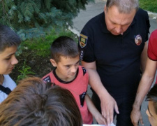 Копы помогли  авдеевской детворе пройти &quot;конституционный&quot; квест (ФОТО)