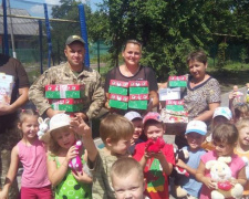Авдеевские &quot;симики&quot; порадовали детвору из &quot;Чебурашки&quot; подарками от волонтеров (ФОТО)