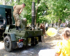 Авдеевцы выстроились в очередь за ароматной солдатской кашей (ФОТОФАКТ)