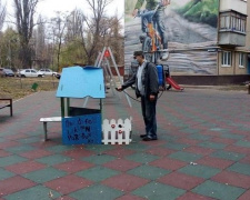 В Авдеевке проводят дезинфекцию детских площадок и мест общего пользования