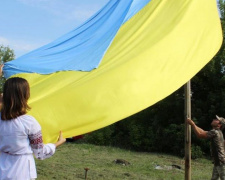 Фотофакт: на въезде в Авдеевку подняли огромный флаг