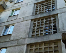 Авдеевцы возрождают свой многократно обстрелянный дом (ФОТО)