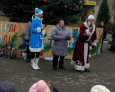 В прифронтовой Авдеевке рождественская елка зажгла огни (ФОТО)