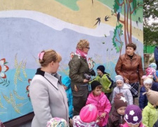 Авдеевским детям подарили огромную картину и мастер-классы (ФОТО)