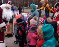 “Ёлочка, гори!”: в Авдеевке торжественно открыли главную городскую елку (ФОТО)