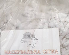 Военным под Авдеевкой передали сплетенную в библиотеке маскировочную сетку (ФОТО)