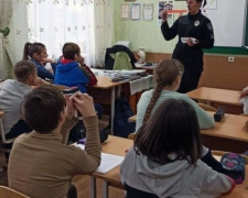 Авдеевские полицейские рассказали школьникам о необходимости использования светоотражающих элементов